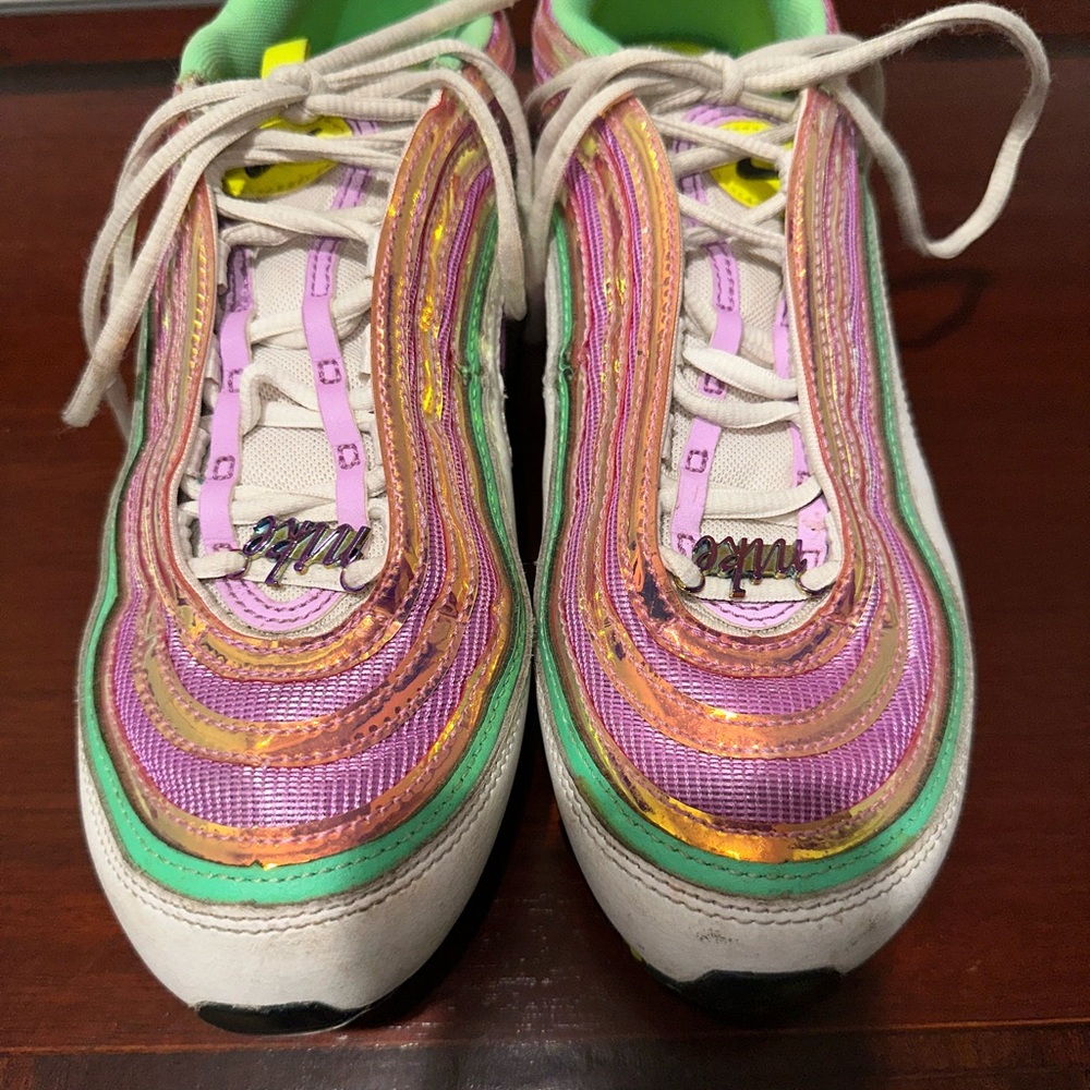 NIKE, WOMEN’S MULTICOLORED AIR MAX, DESIGNER RUNNING SNEAKERS.    Size: 9.5